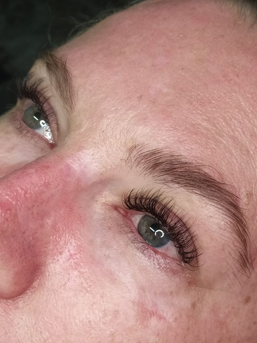Extensão de cílios em cliente de olhos claros