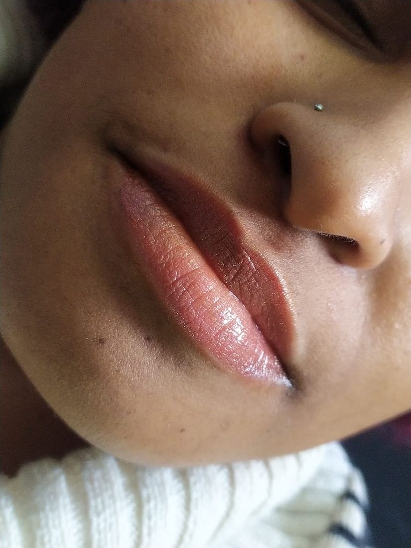 Micropigmentação labial em tom nude