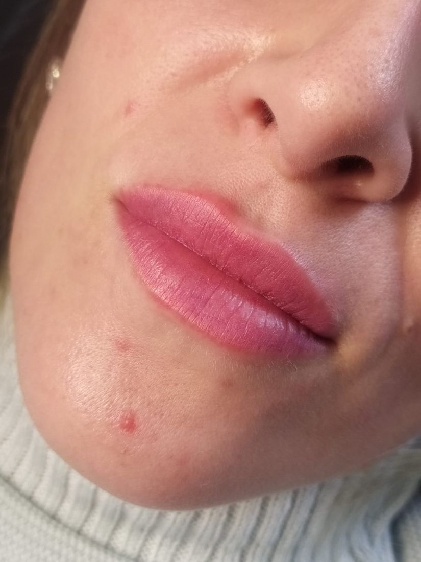 Micropigmentação labial em tom rosado