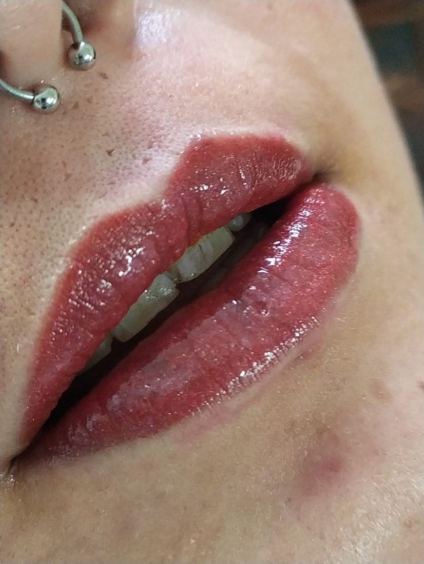 Micropigmentação labial em tom vermelho