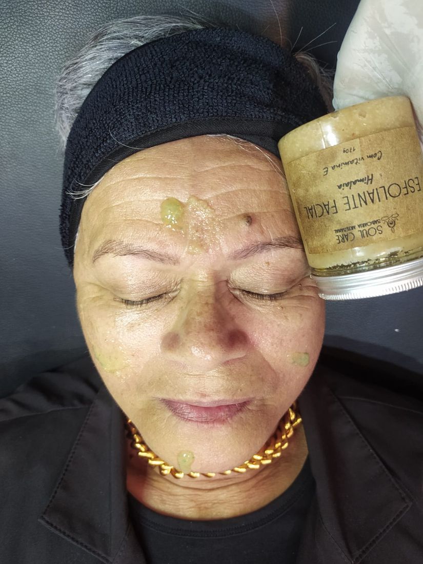 Aplicação de esfoliante facial durante a limpeza de pele