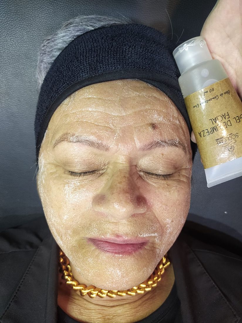Aplicação de gel de limpeza facial